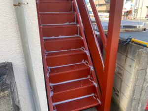 府中市で鉄骨階段の雨漏り予防のための塗装工事　シーリング補修の様子